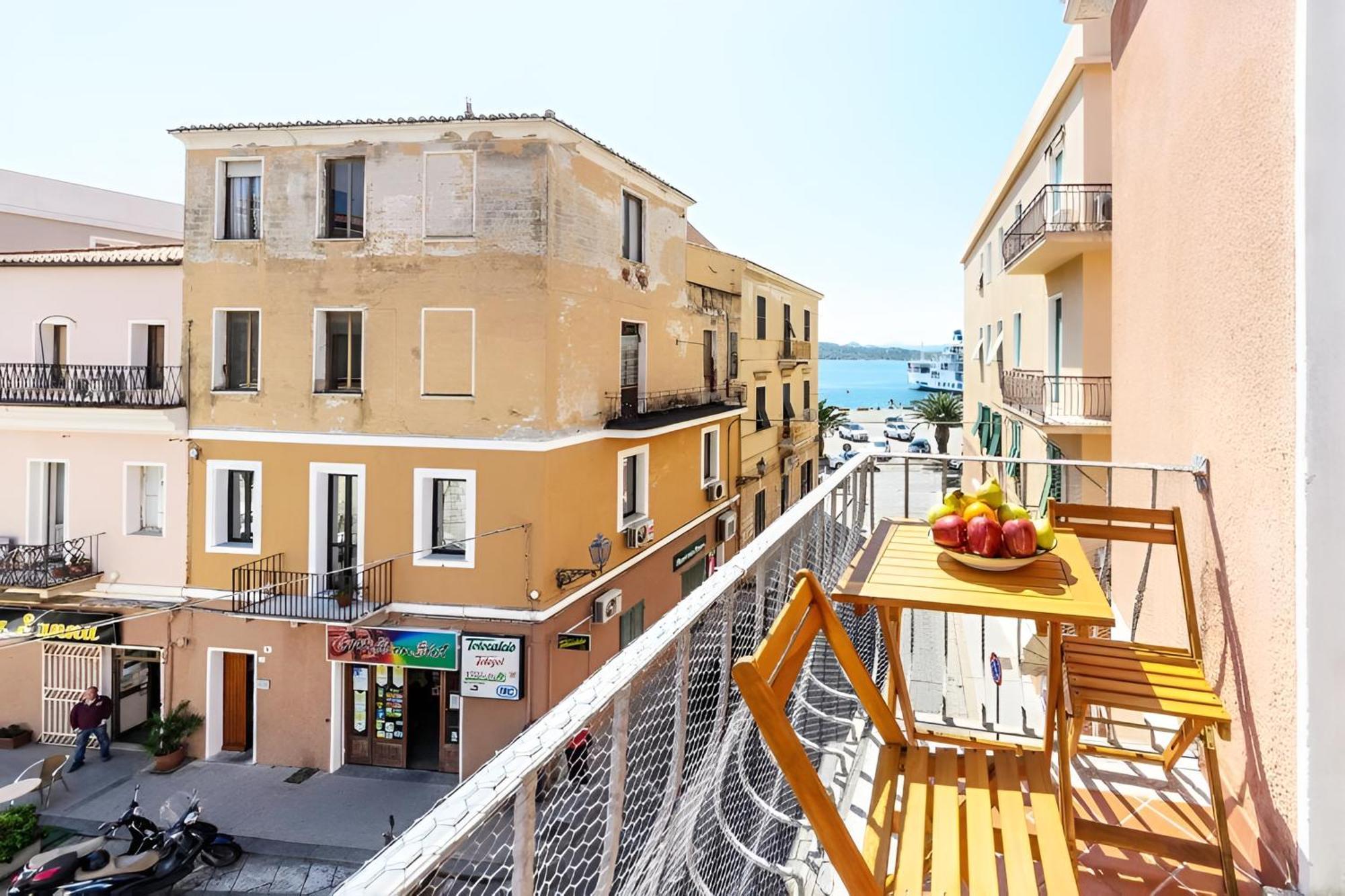 Splendido Appartamento In Pieno Centro Dell'Isola La Maddalena  Exterior foto